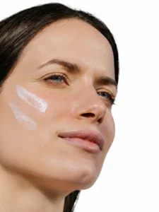 تصویر تست محصول ضد آفتاب ایزدین مدل اکتیو یونیفای SPF 50+ ISDIN FOTOULTRA 100 ACTIVE UNIFY