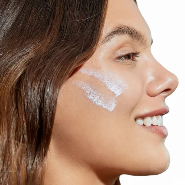 تصویر تست محصول ضد آفتاب ایزدین مدل فیوژن واتر مجیک SPF 50 ISDIN FUSION WATER MAGIC