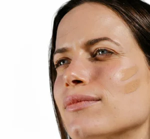 تصویر تست محصول ضد آفتاب رنگی ایزدین مدل اکتیو یونیفای SPF 50+ ISDIN FOTOULTRA 100 ACTIVE UNIFY COLOR