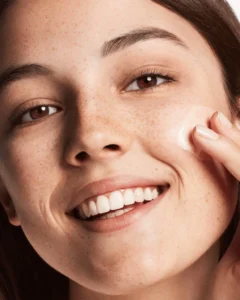 تصویر تست محصول ژل آبرسان کلینیک مخصوص پوست چرب و مختلط Clinique Dramatically Different™ Moisturizing Gel