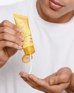 تصویر تست محصول کرم ضد آفتاب جوانساز و ضد چروک کلینیک سولار اسمارت بی‌رنگ Clinique Broad Spectrum SPF 50 Sunscreen Face Cream
