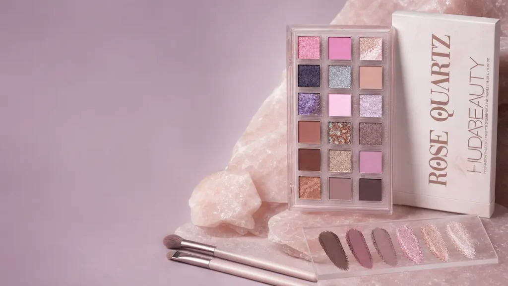 پالت هدی بیوتی Rose Quartz با براش و نمونه رنگ‌های مات و شاین